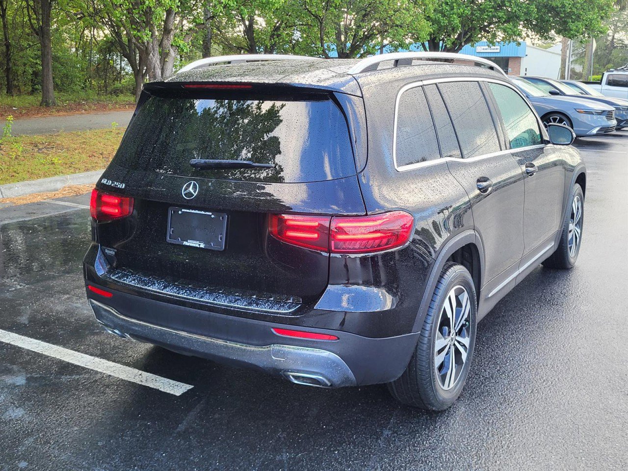 Used 2025 Mercedes-Benz GLB 250 image 2