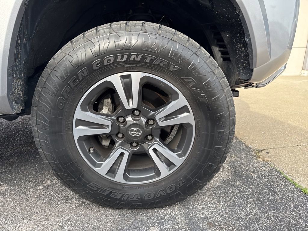 Used 2018 Toyota Tacoma TRD Sport AWD/4WD image 10