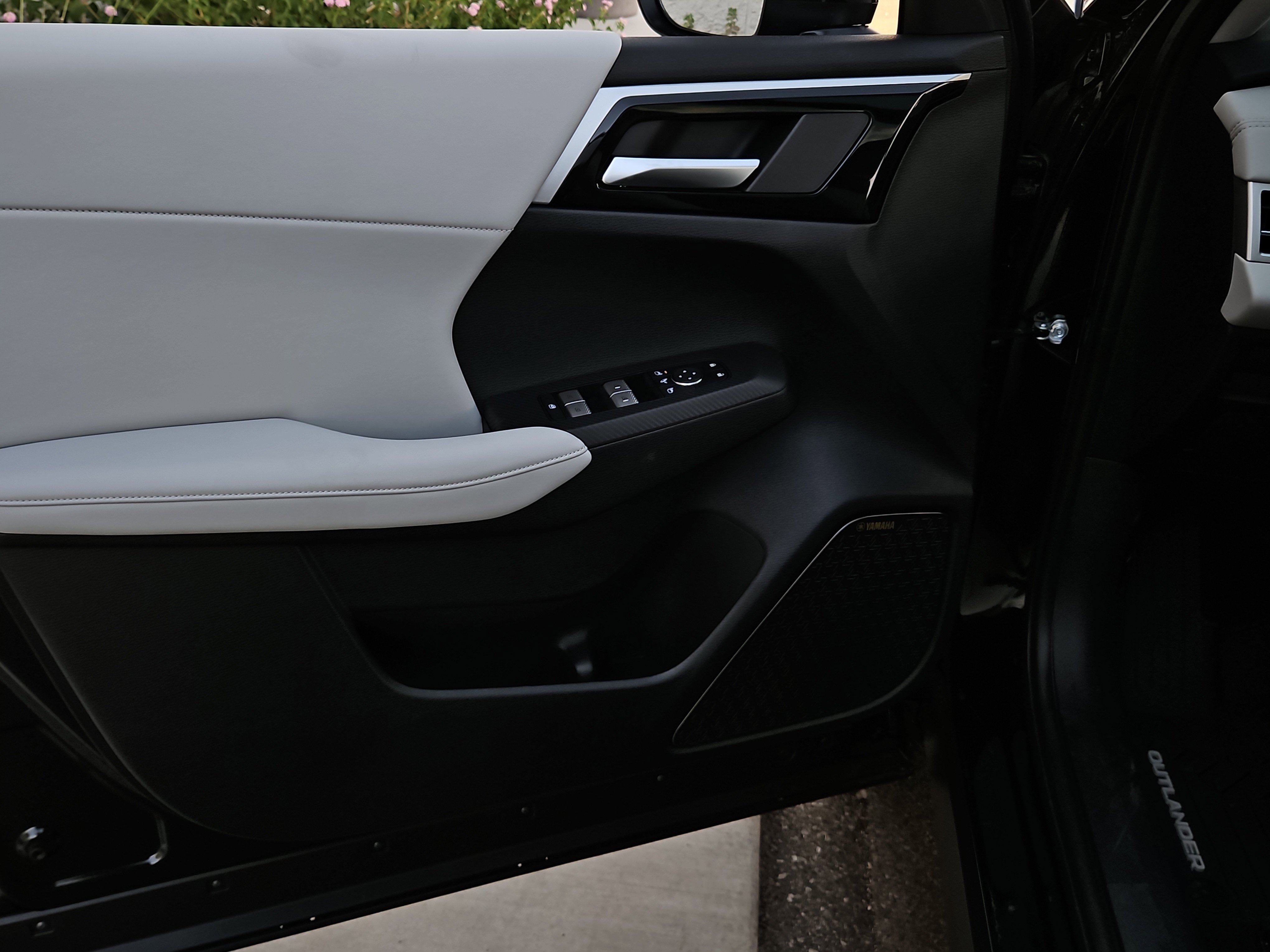New 2025 Mitsubishi Outlander SE image 6