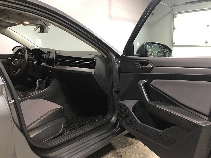 Used 2025 Volkswagen Jetta SE image 12