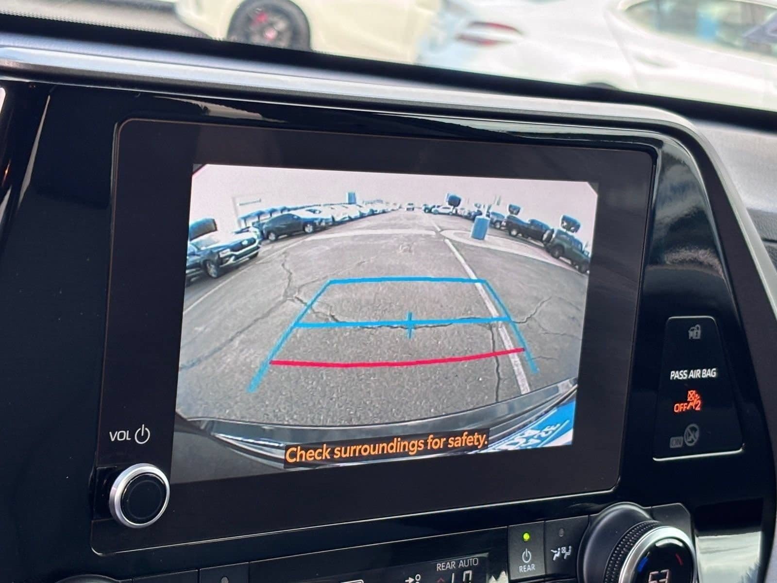 Used 2023 Toyota Highlander LE FWD image 29