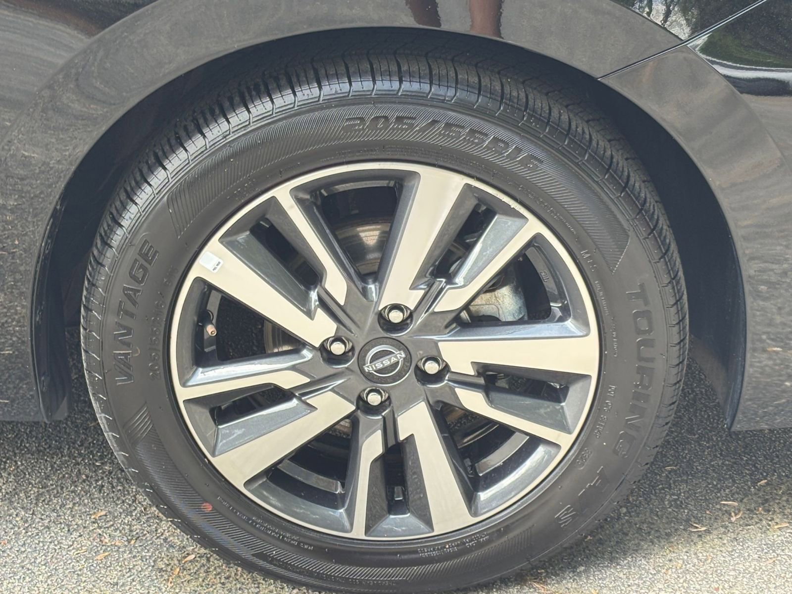 Used 2025 Nissan Versa SV image 30