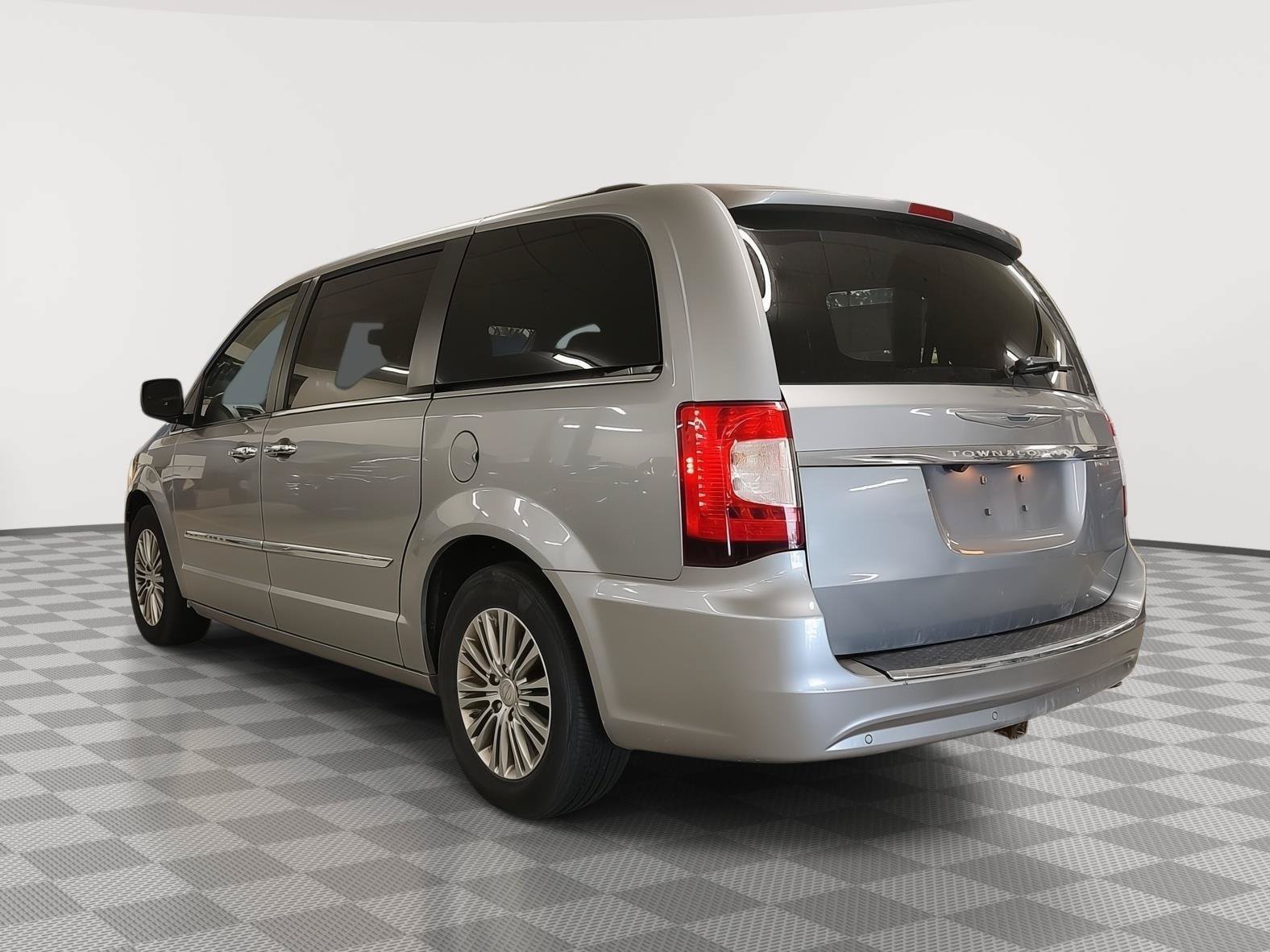 Used 2014 Chrysler Town & Country Touring-L w/ Trailer Tow Group FWD image 25