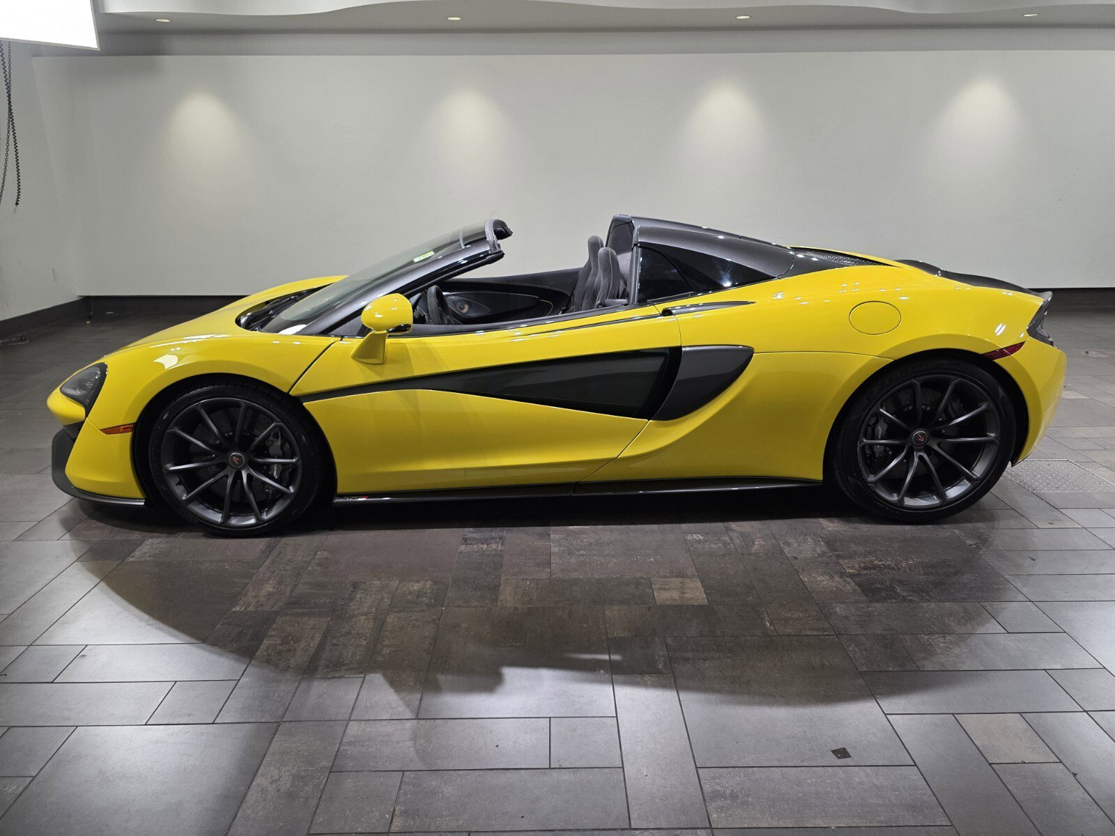 Used 2018 McLaren 570S Spider image 3