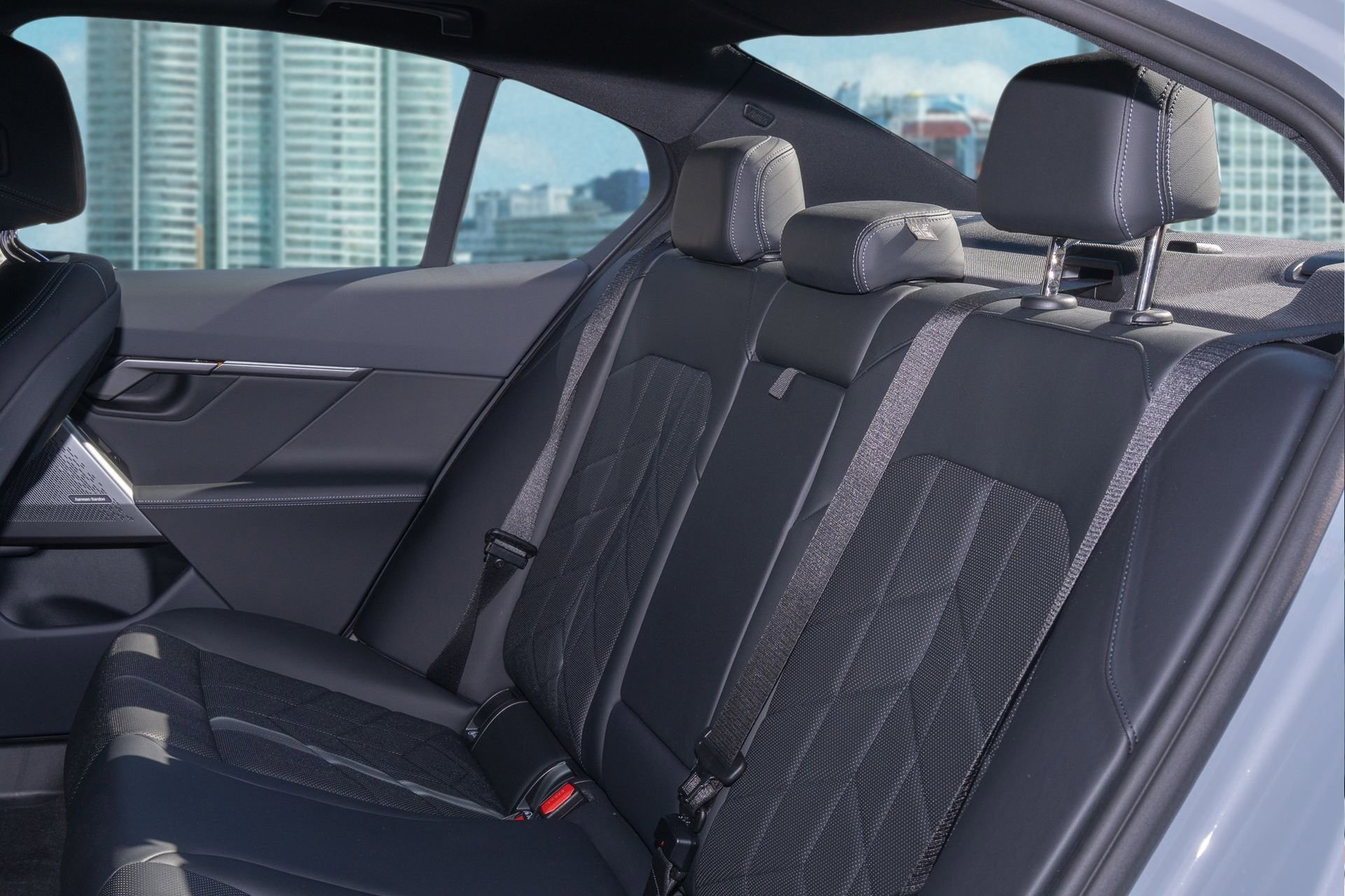 Used 2025 BMW 530i w/ M Sport Package image 18