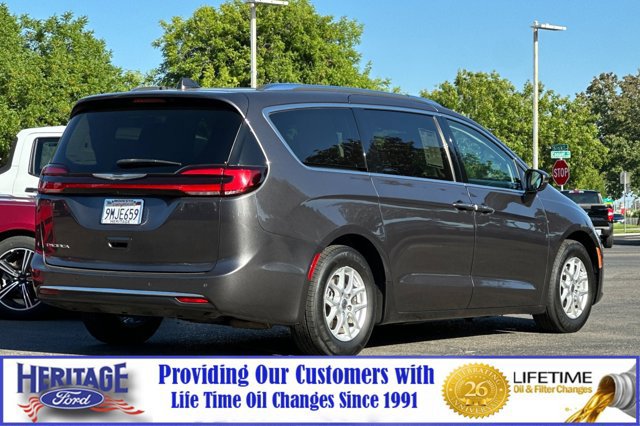 Used 2021 Chrysler Pacifica Touring-L FWD image 4