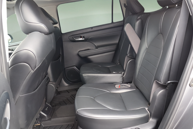 Used 2021 Toyota Highlander XLE AWD/4WD image 39
