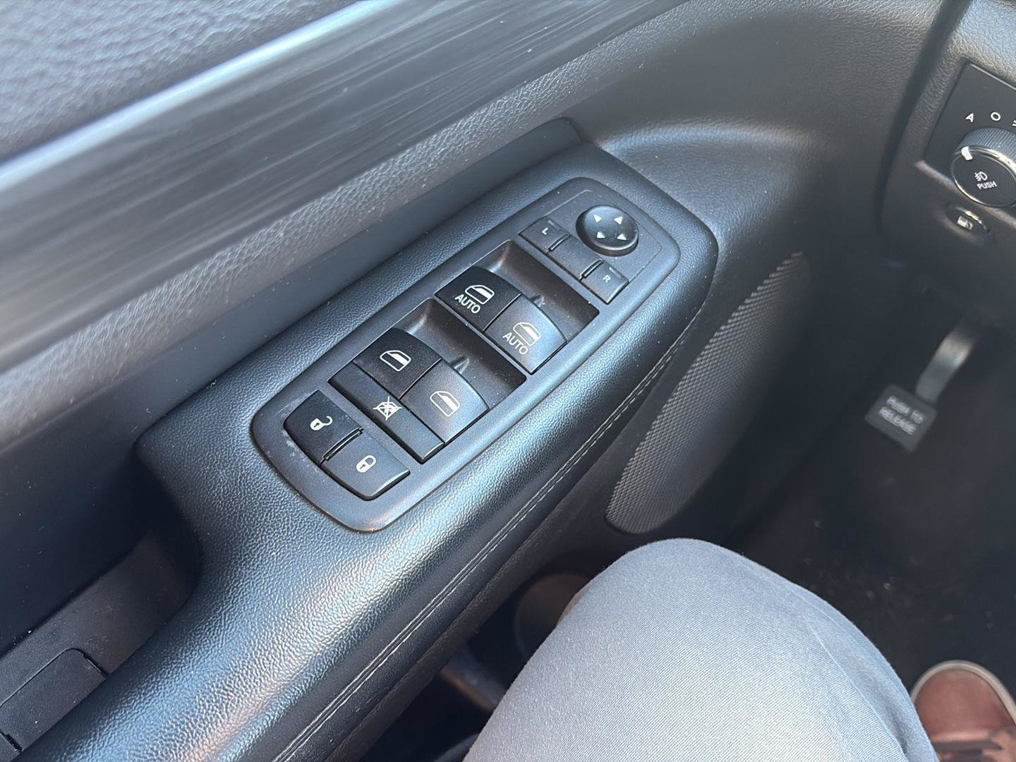 Used 2019 Jeep Grand Cherokee Altitude AWD/4WD image 24