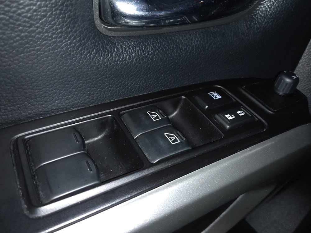 Used 2018 Nissan Titan SV image 27