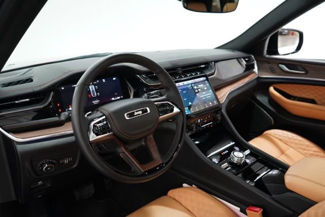 Used 2025 Jeep Grand Cherokee Summit w/ Obsidian Package image 14