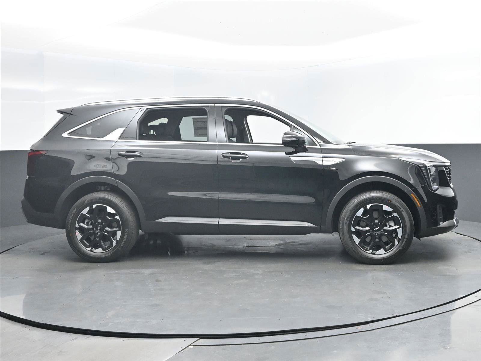 Used 2025 Kia Sorento S image 4