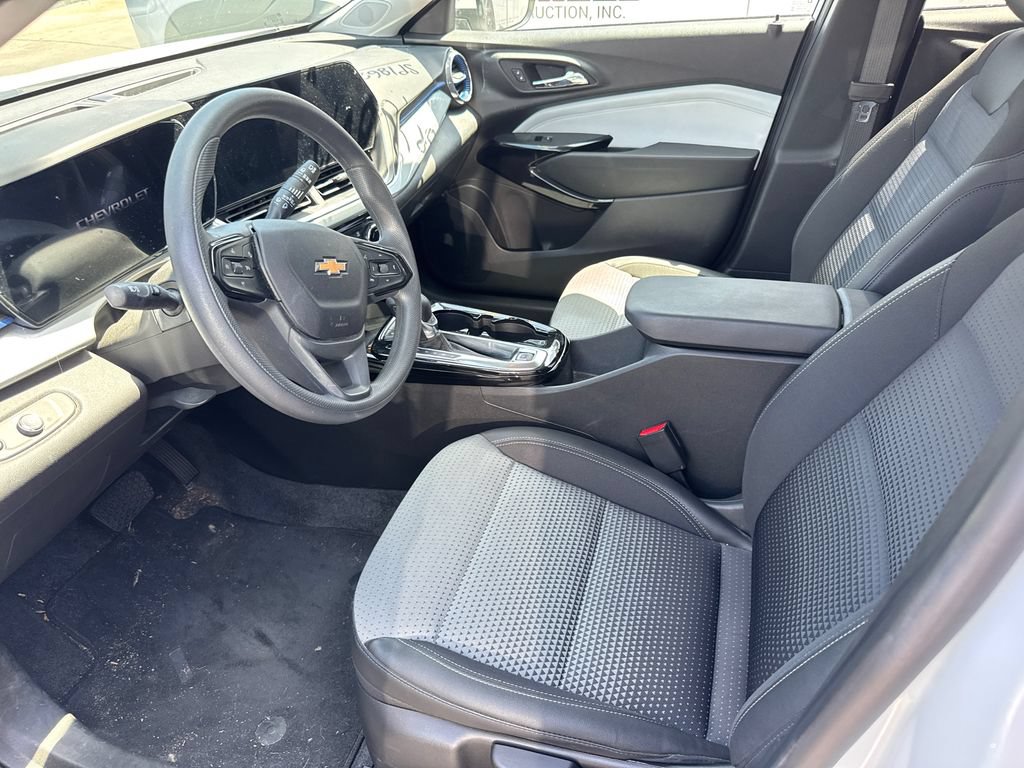 Used 2024 Chevrolet Trax LT w/ Sunroof Package FWD image 5
