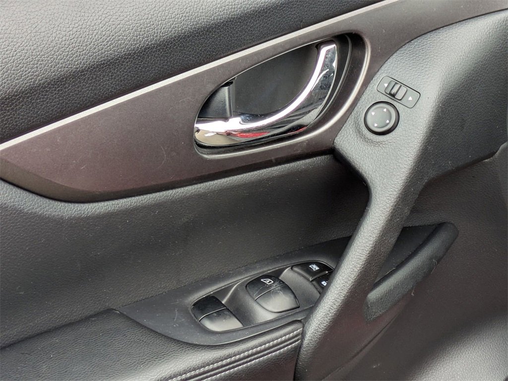 Used 2015 Nissan Rogue S image 15