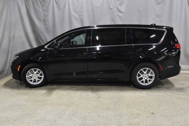 Certified 2025 Chrysler Pacifica Select image 6