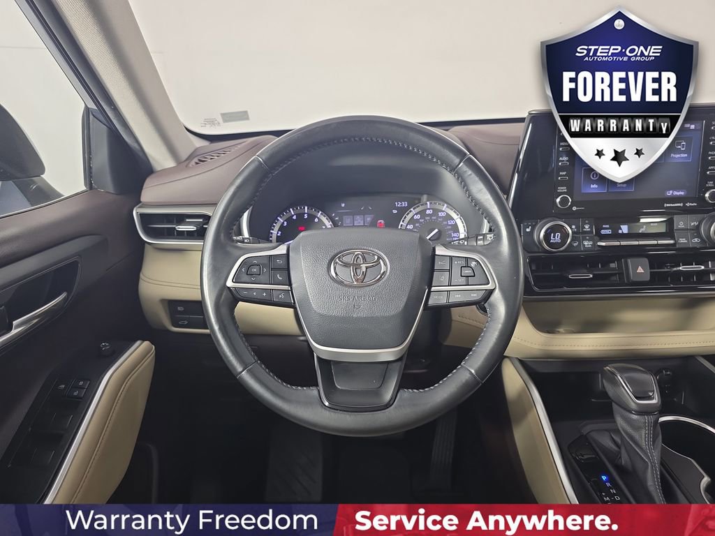 Used 2022 Toyota Highlander XLE FWD image 16