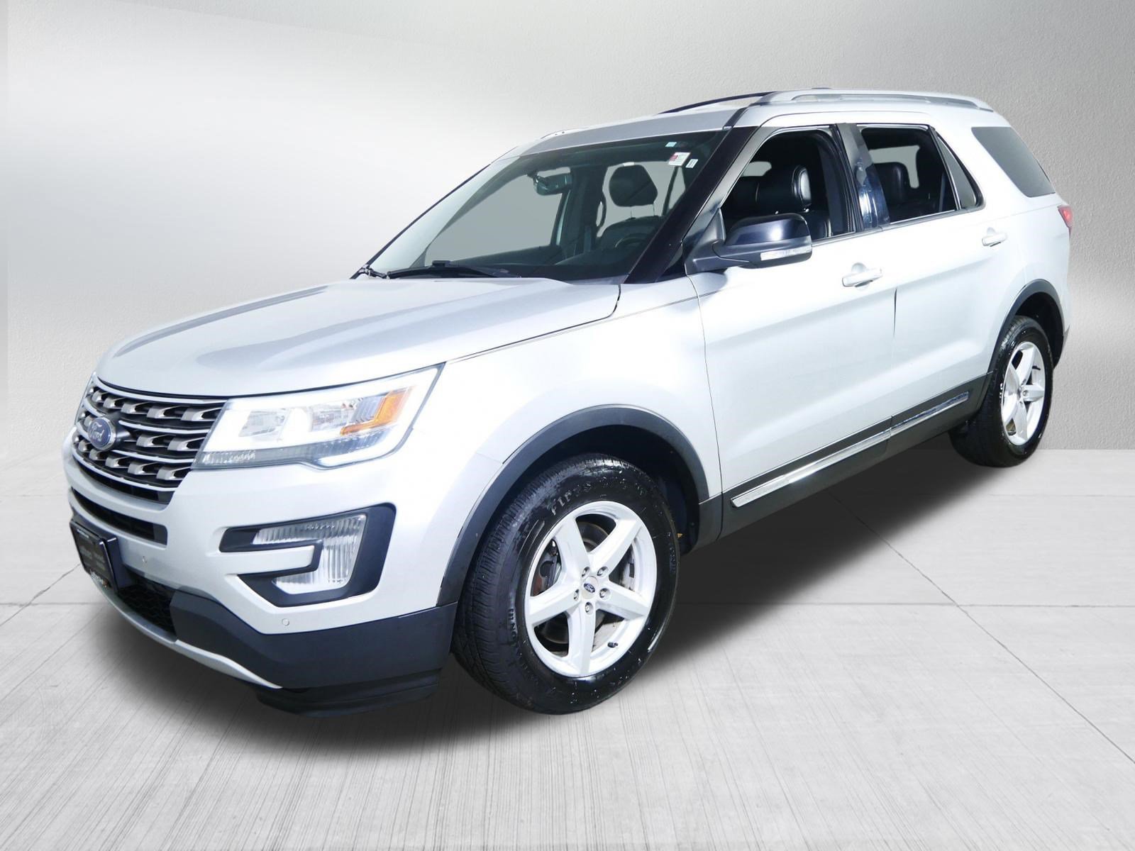 Used 2017 Ford Explorer XLT w/ Equipment Group 202A AWD/4WD image 3