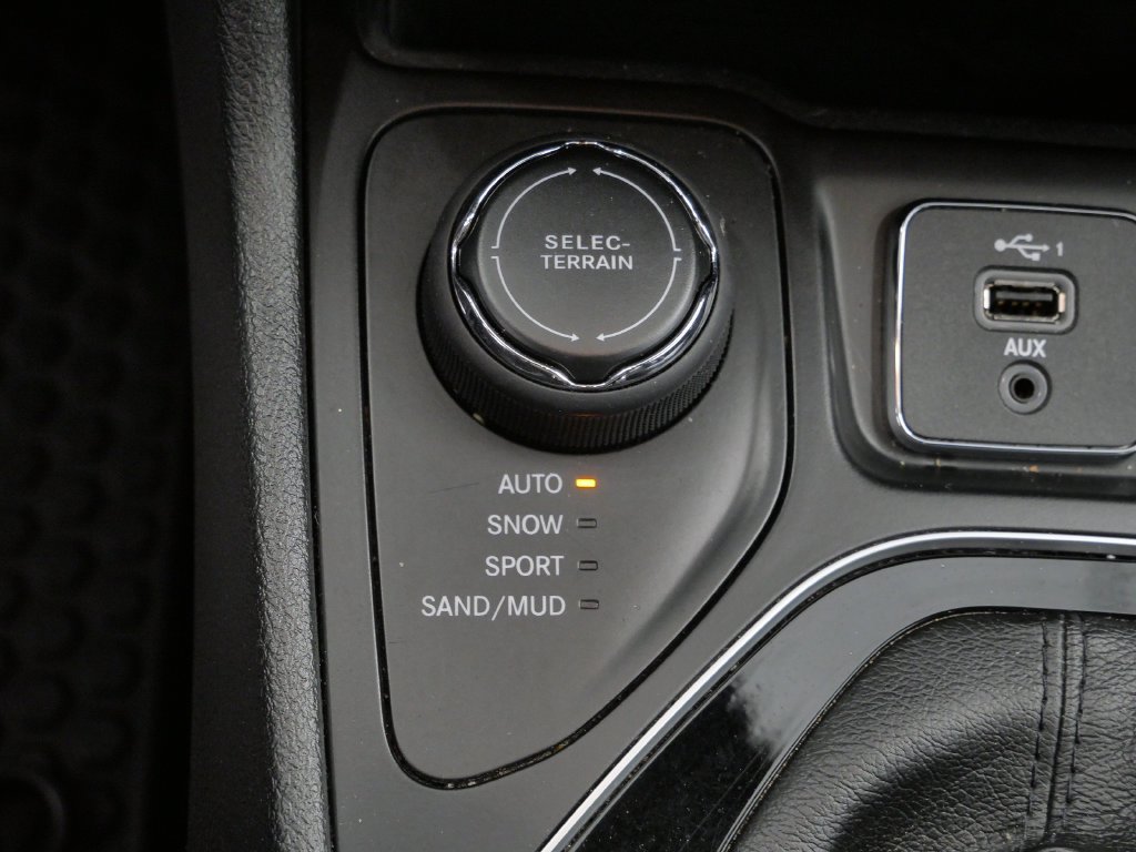Certified 2019 Jeep Cherokee Latitude Plus AWD/4WD image 29