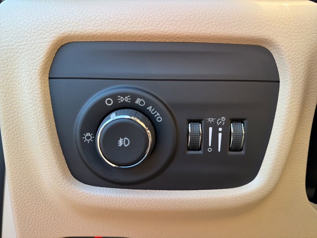 New 2026 Jeep Grand Cherokee Limited w/ Limited Altitude Package image 44