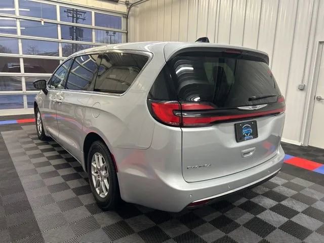 Used 2024 Chrysler Pacifica Touring-L image 5