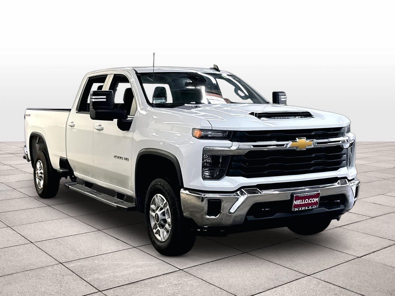 Used 2024 Chevrolet Silverado 2500 LT AWD/4WD image 2
