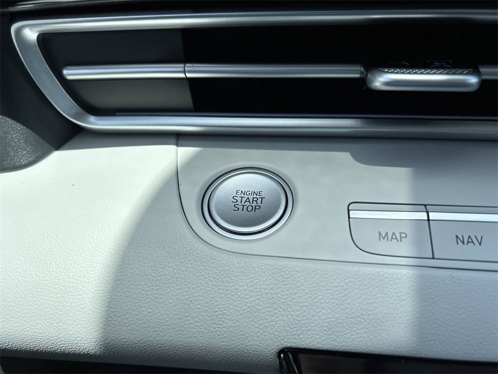 New 2025 Hyundai Elantra Limited image 30