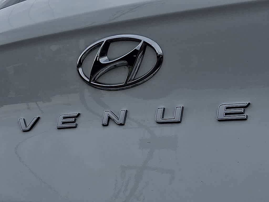 Certified 2025 Hyundai Venue SEL FWD image 32