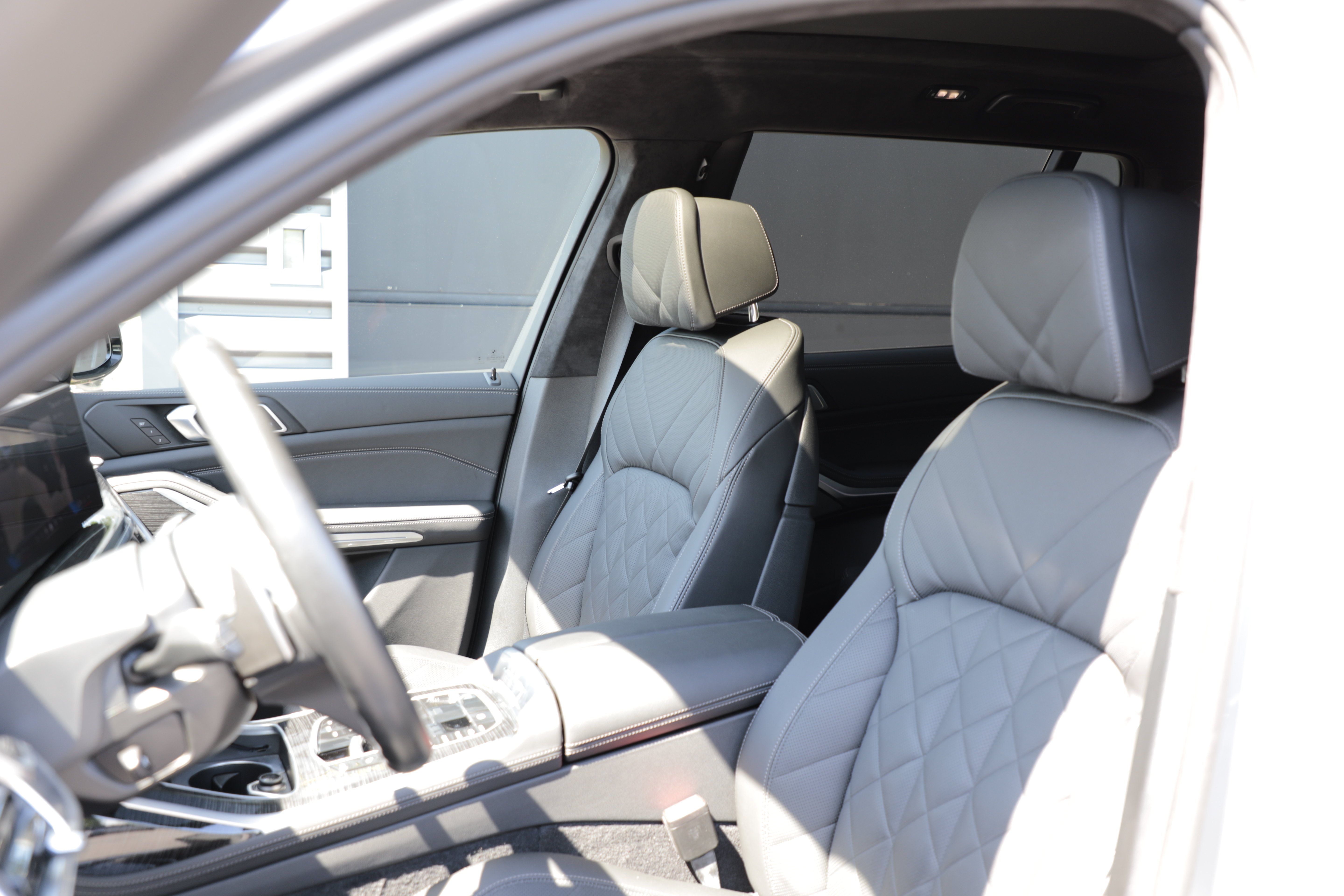 Used 2024 BMW X7 xDrive40i w/ M Sport Package AWD/4WD image 17
