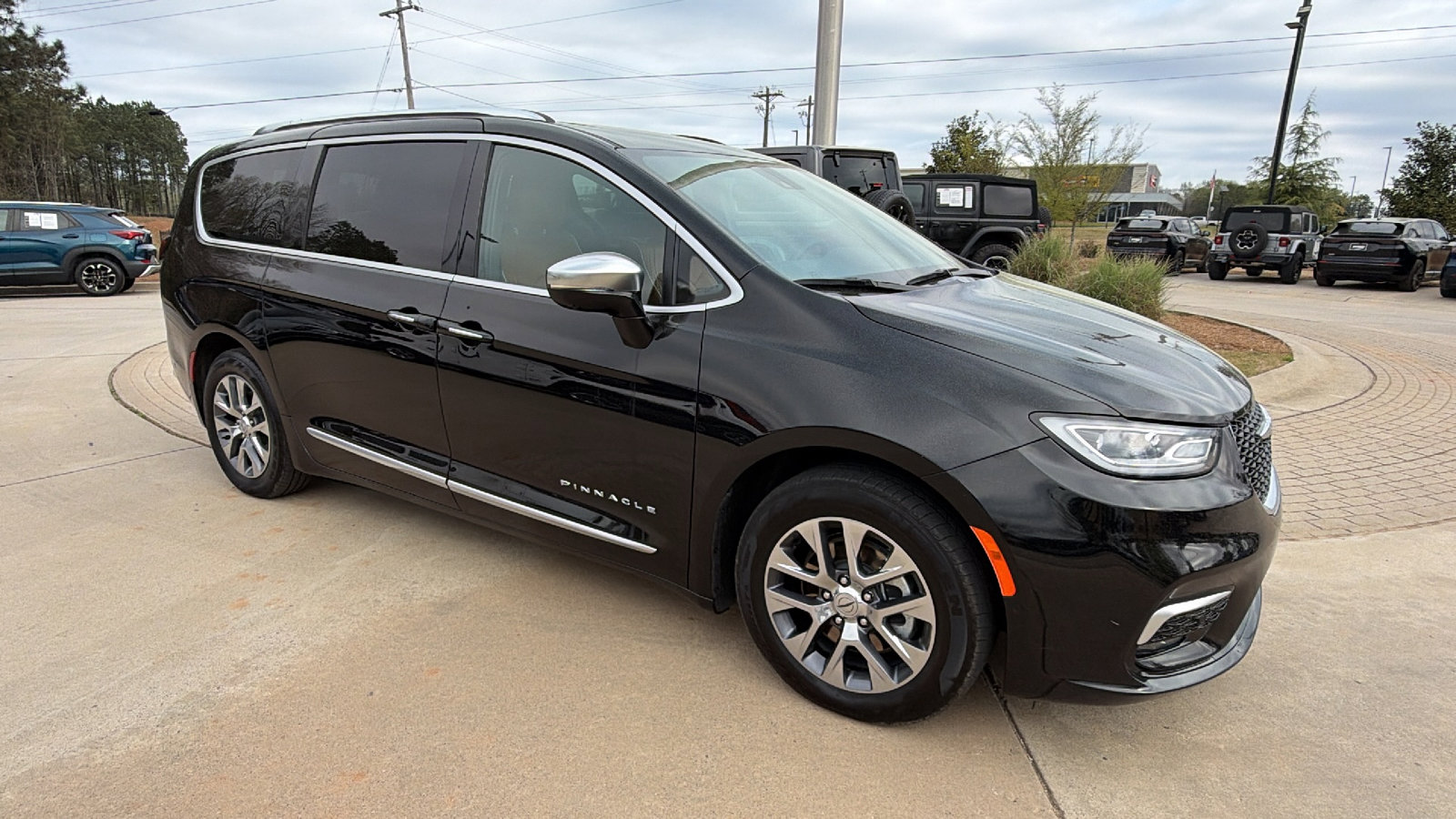 Used 2024 Chrysler Pacifica Pinnacle FWD image 5