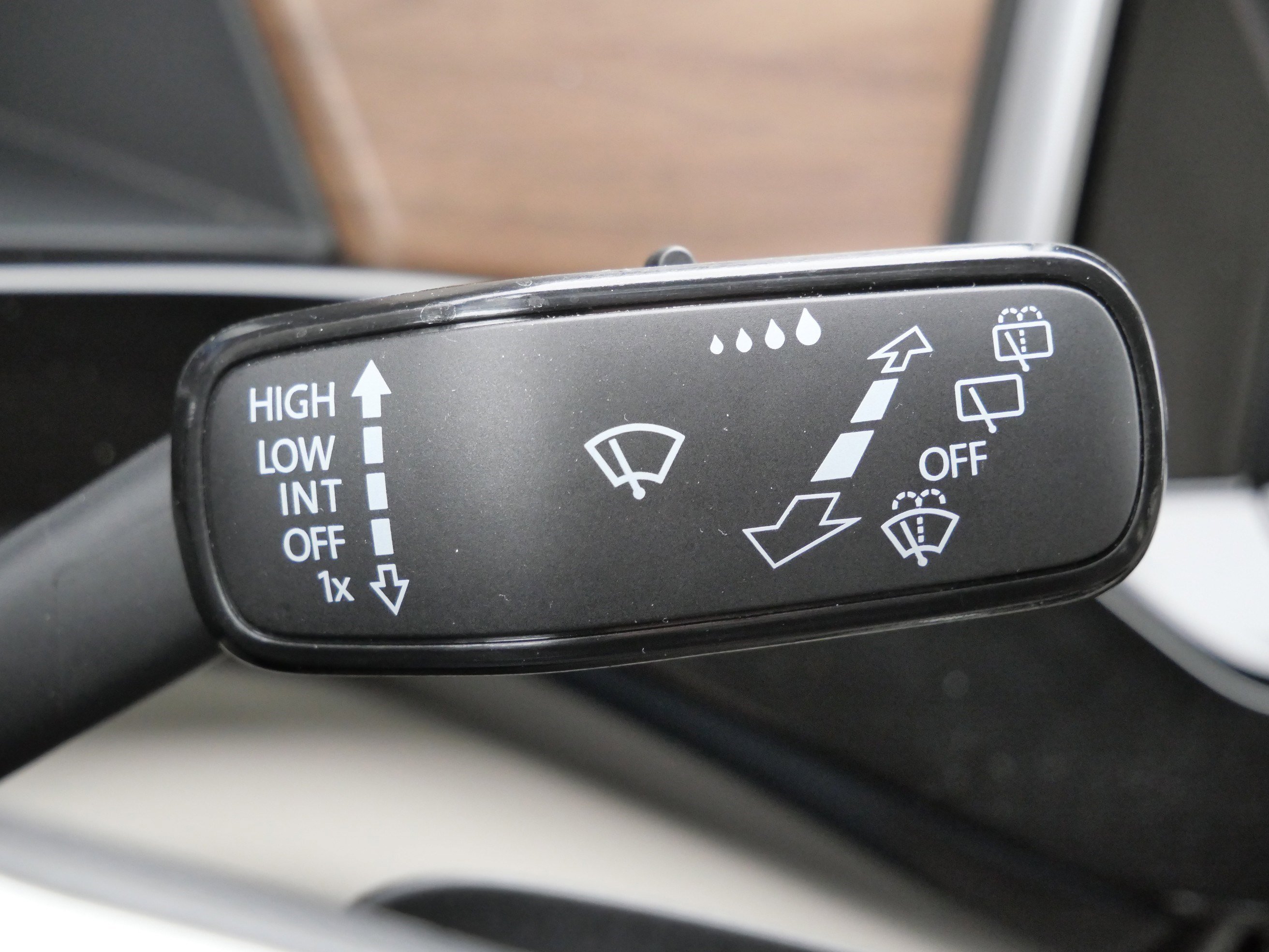 Certified 2025 Volkswagen Atlas SE image 32