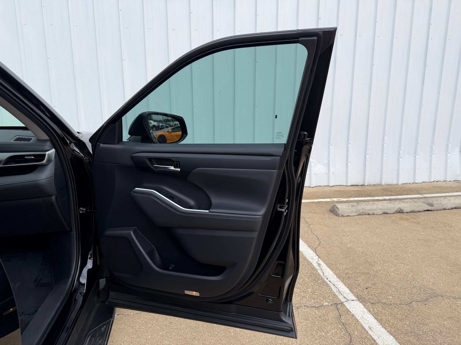 Used 2024 Toyota Highlander XLE FWD image 27