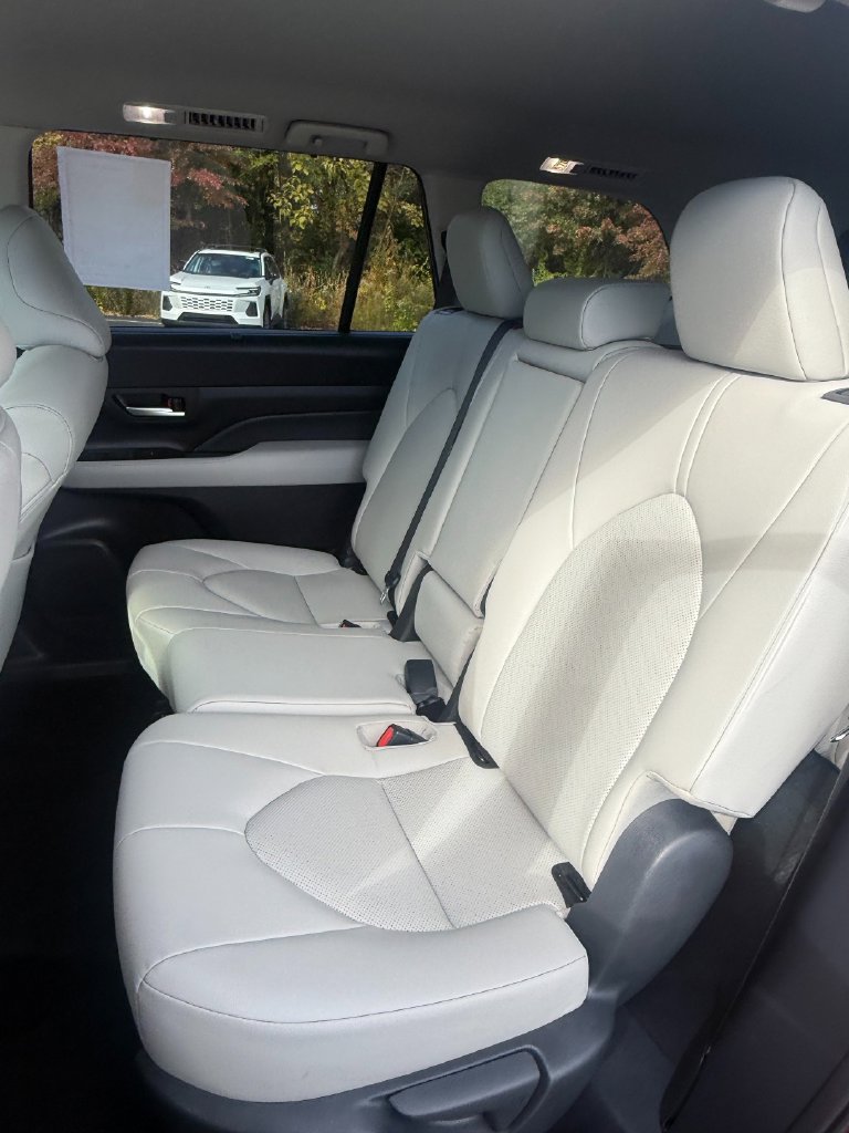 Used 2026 Toyota Grand Highlander AWD image 32