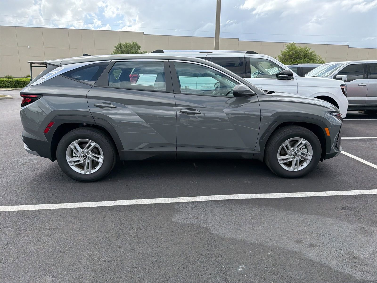 Used 2025 Hyundai Tucson SE image 4