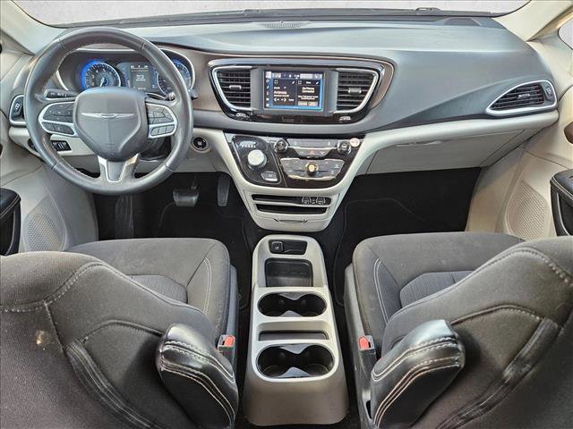 Used 2022 Chrysler Voyager LX image 16