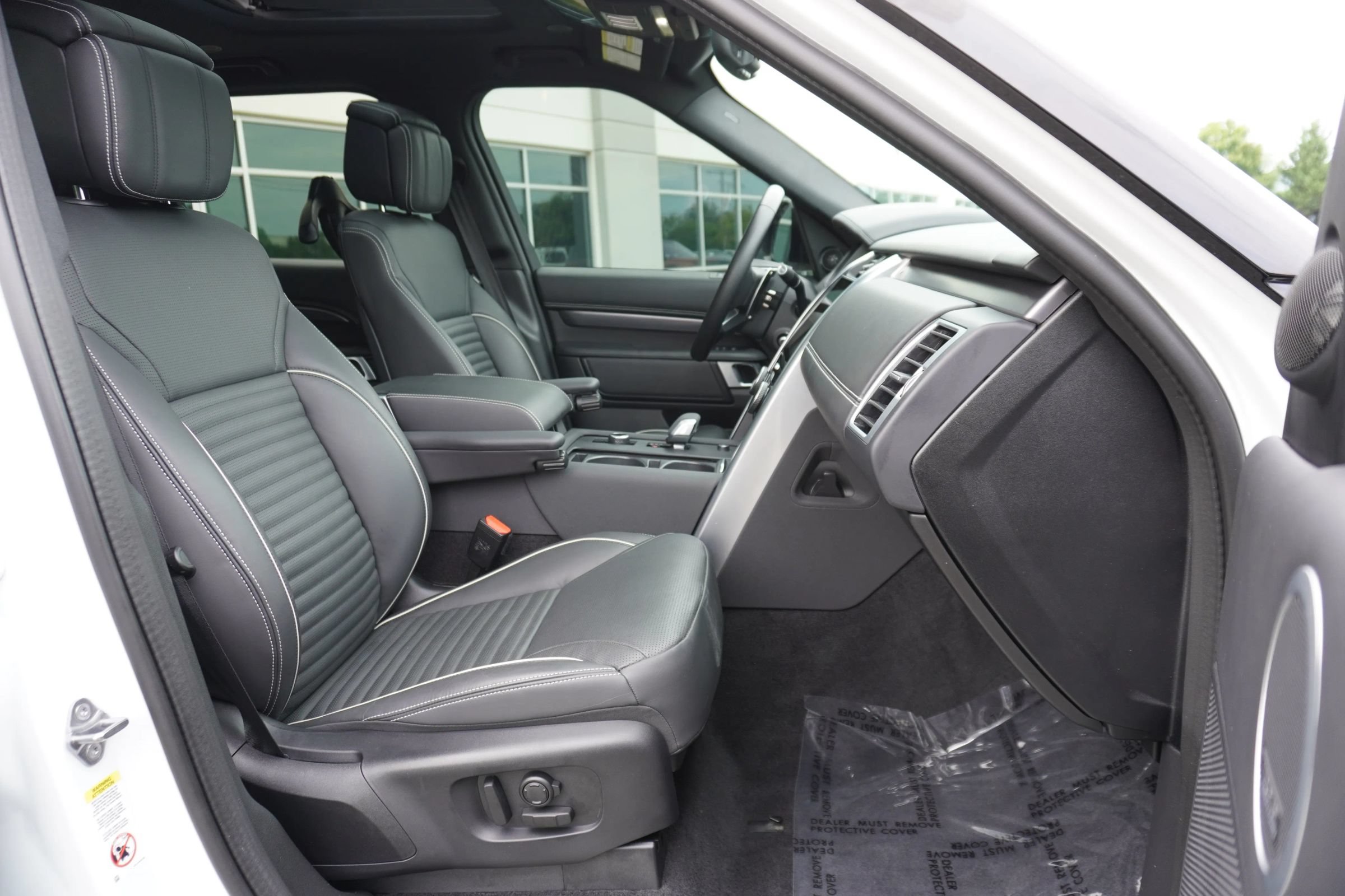 Used 2024 Land Rover Discovery Metropolitan Edition AWD/4WD image 12