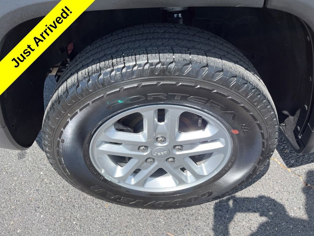 Used 2024 Jeep Grand Cherokee Laredo w/ Trailer Tow Package image 10