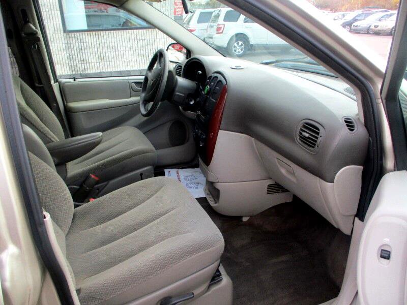 Used 2005 Chrysler Town & Country LX w/ Popular Equipment Group I image 6