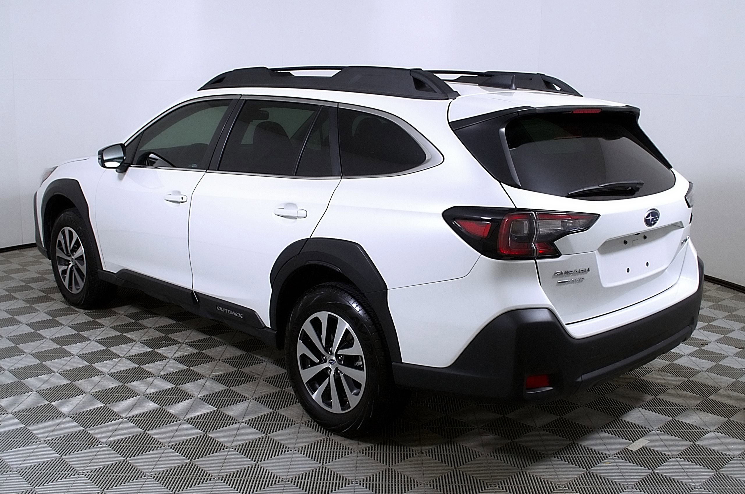 Used 2025 Subaru Outback Premium image 9
