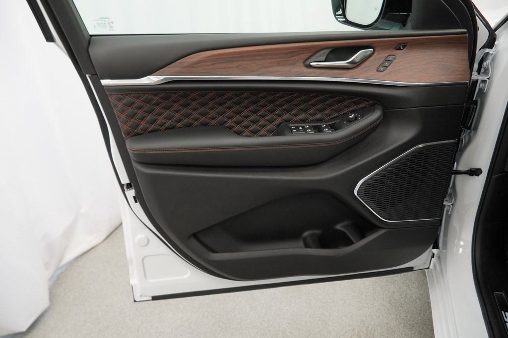 New 2025 Jeep Grand Cherokee Summit w/ Obsidian Package image 28