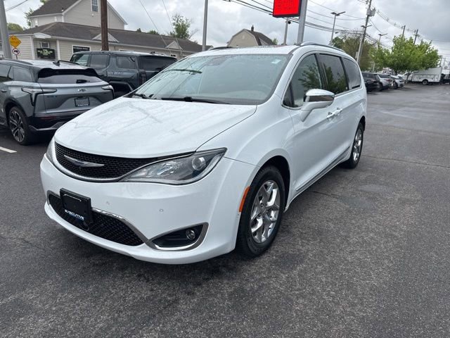 Used 2018 Chrysler Pacifica Limited w/ Advanced Safetytec Group FWD image 2