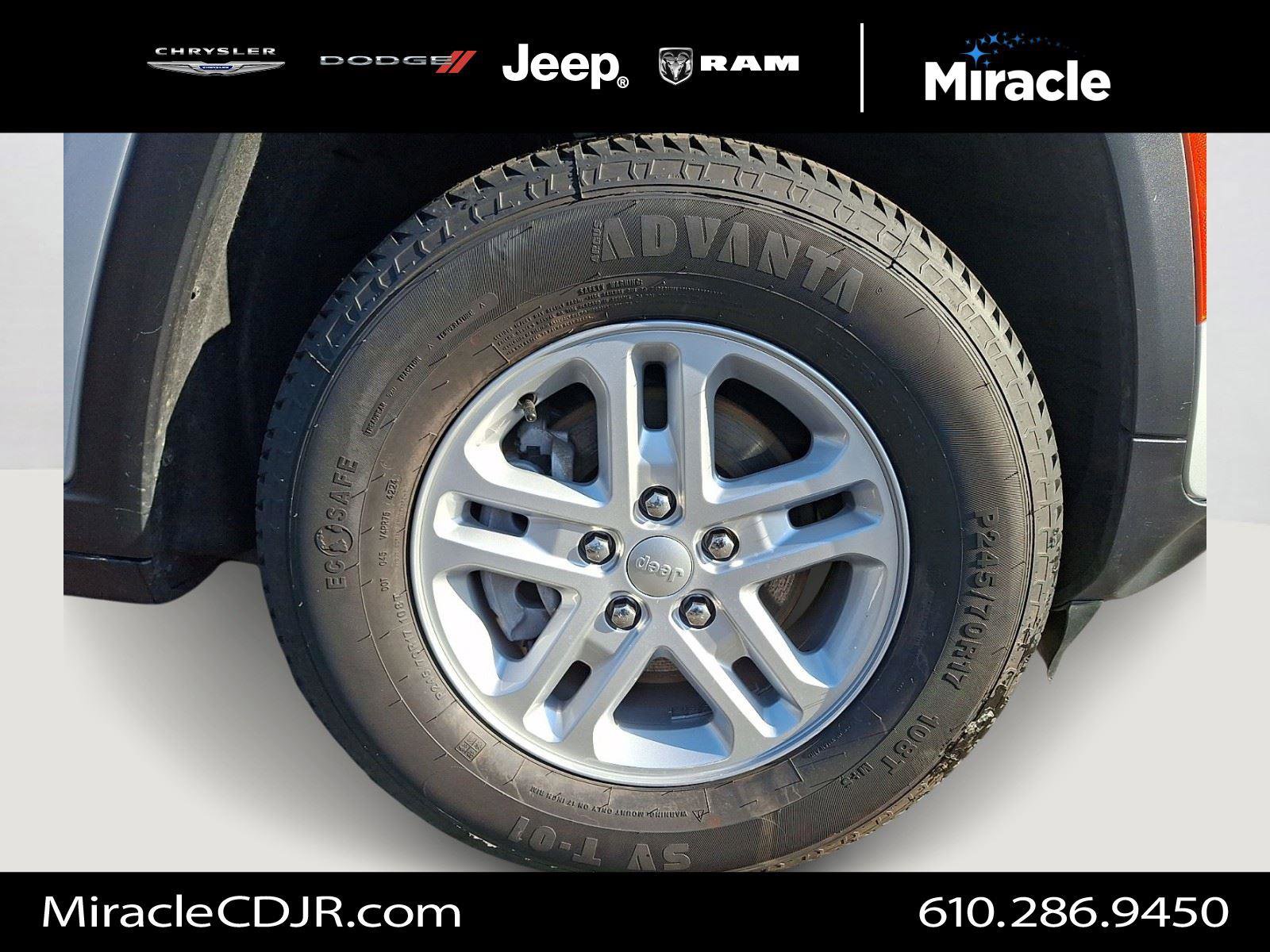 Certified 2023 Jeep Grand Cherokee Laredo image 9