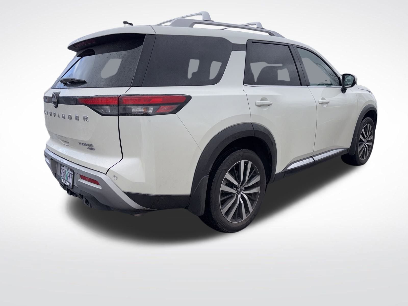 Used 2023 Nissan Pathfinder Platinum image 2