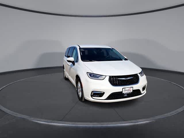 Used 2023 Chrysler Pacifica Touring-L FWD image 2