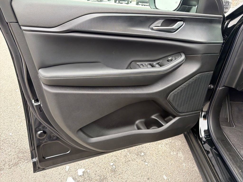 New 2025 Jeep Grand Cherokee Laredo image 11