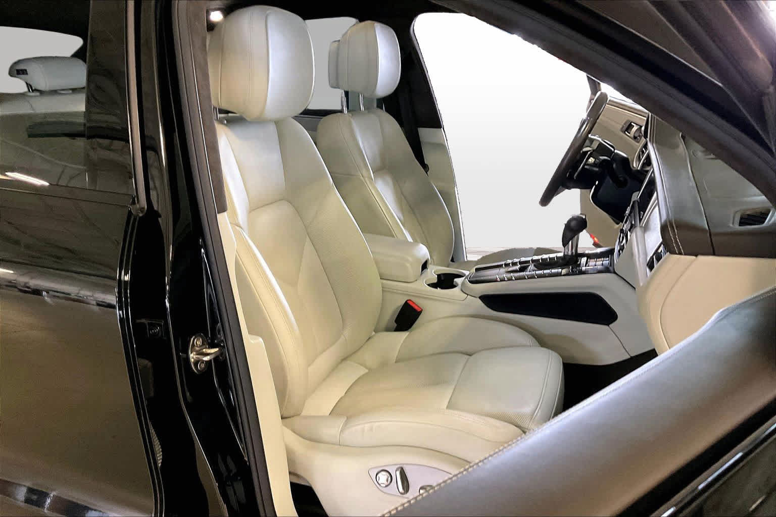 Used 2020 Porsche Macan Turbo AWD/4WD image 8