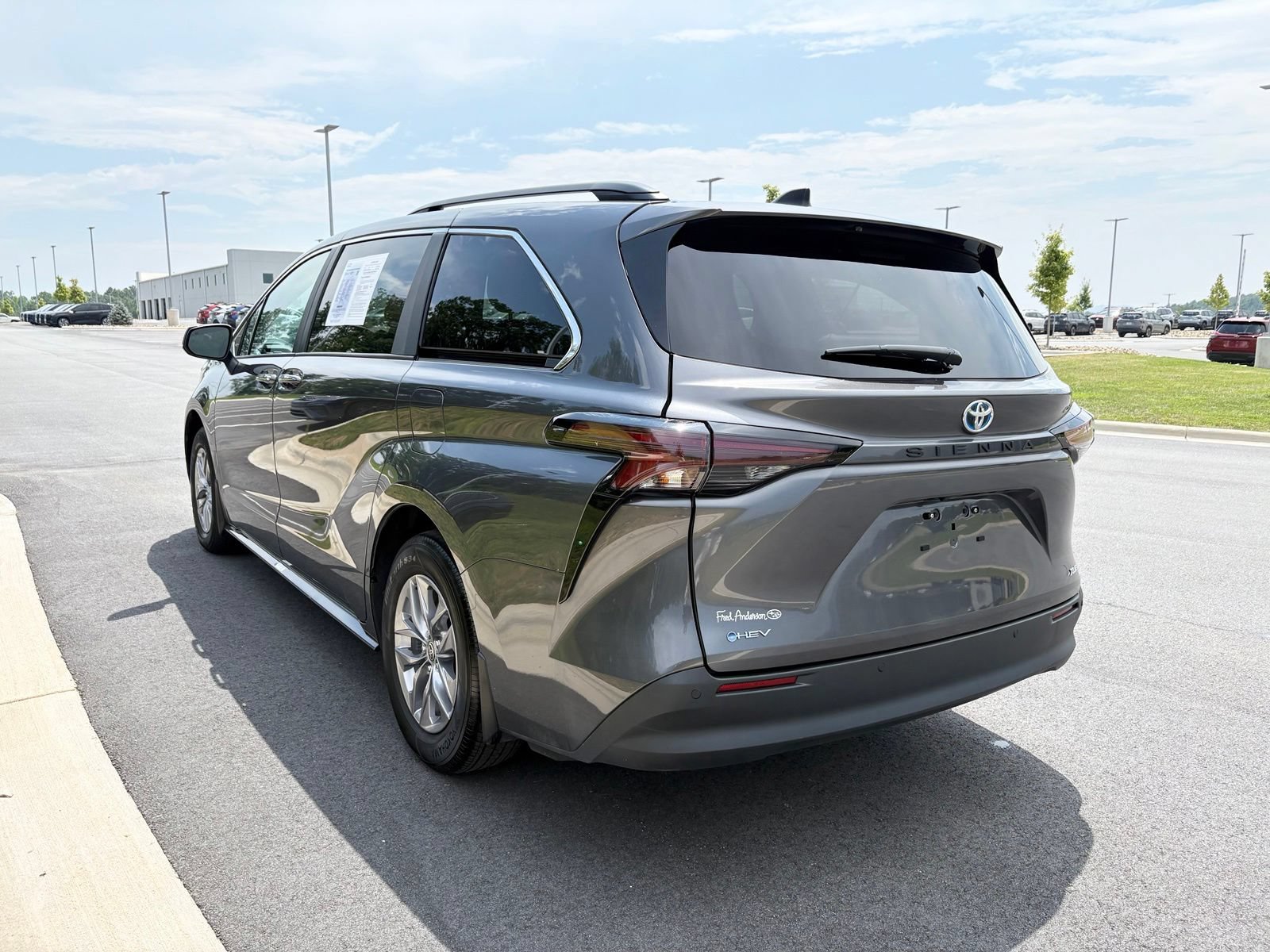Used 2025 Toyota Sienna XLE FWD image 6