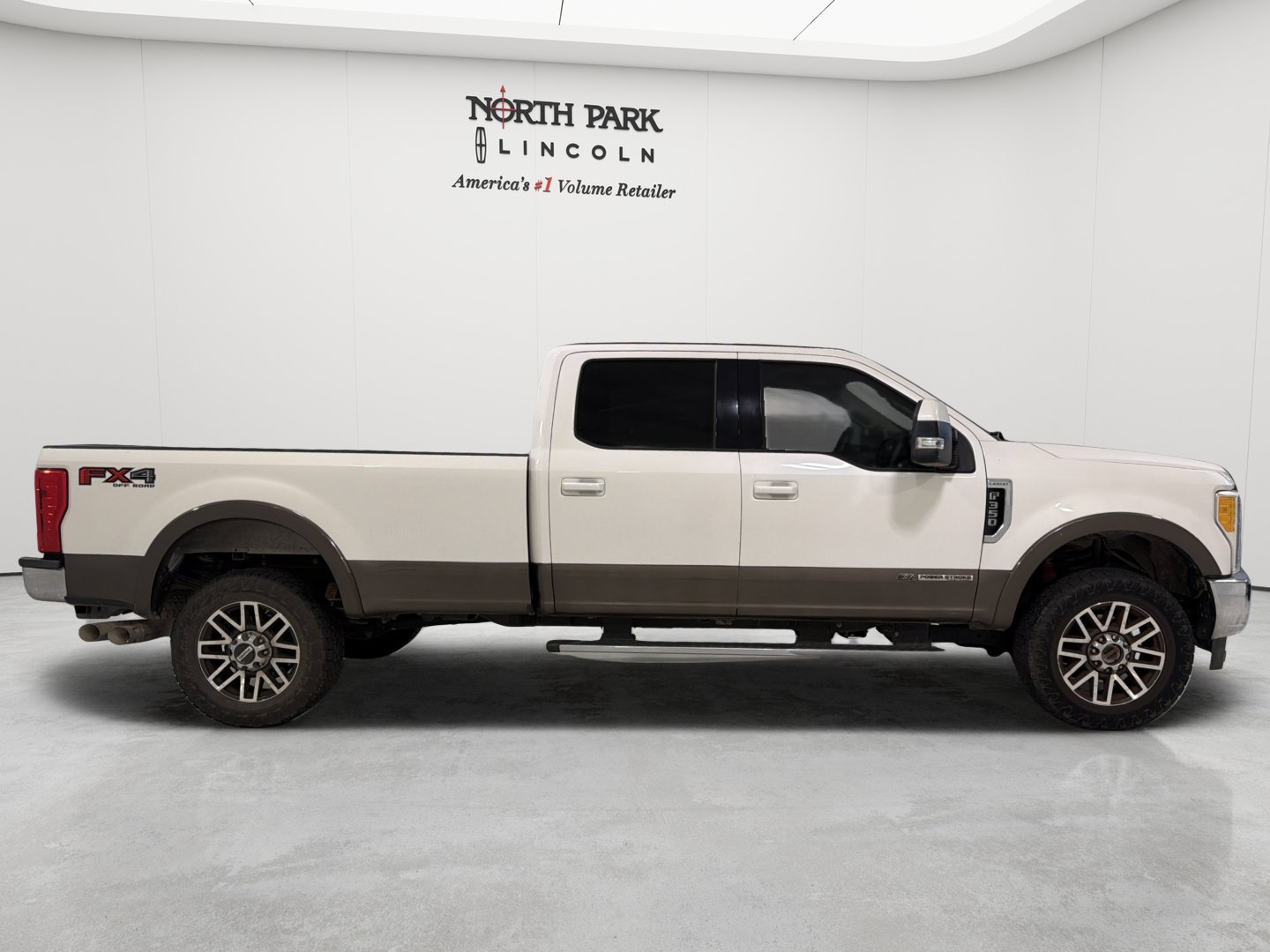 Used 2017 Ford F350 Lariat w/ Lariat Value Package AWD/4WD image 6