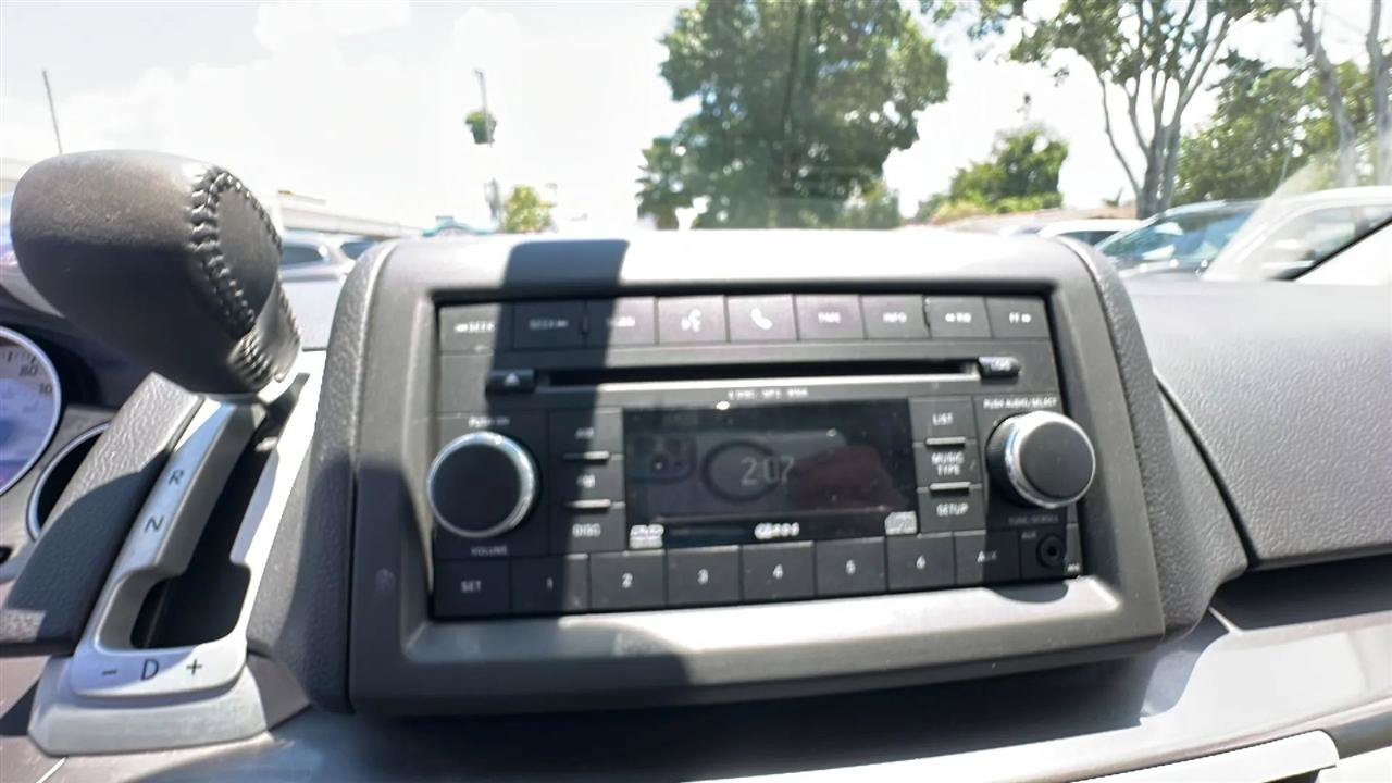 Used 2010 Volkswagen Routan SE FWD image 35