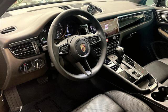Used 2025 Porsche Macan AWD/4WD image 17