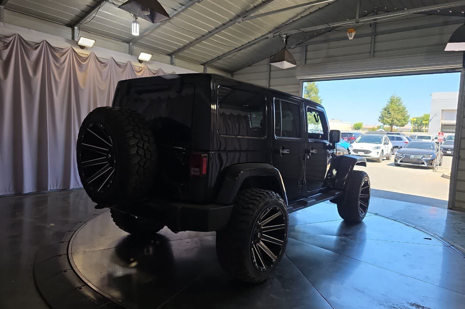 Used 2017 Jeep Wrangler Unlimited Sahara w/ Connectivity Group AWD/4WD image 3