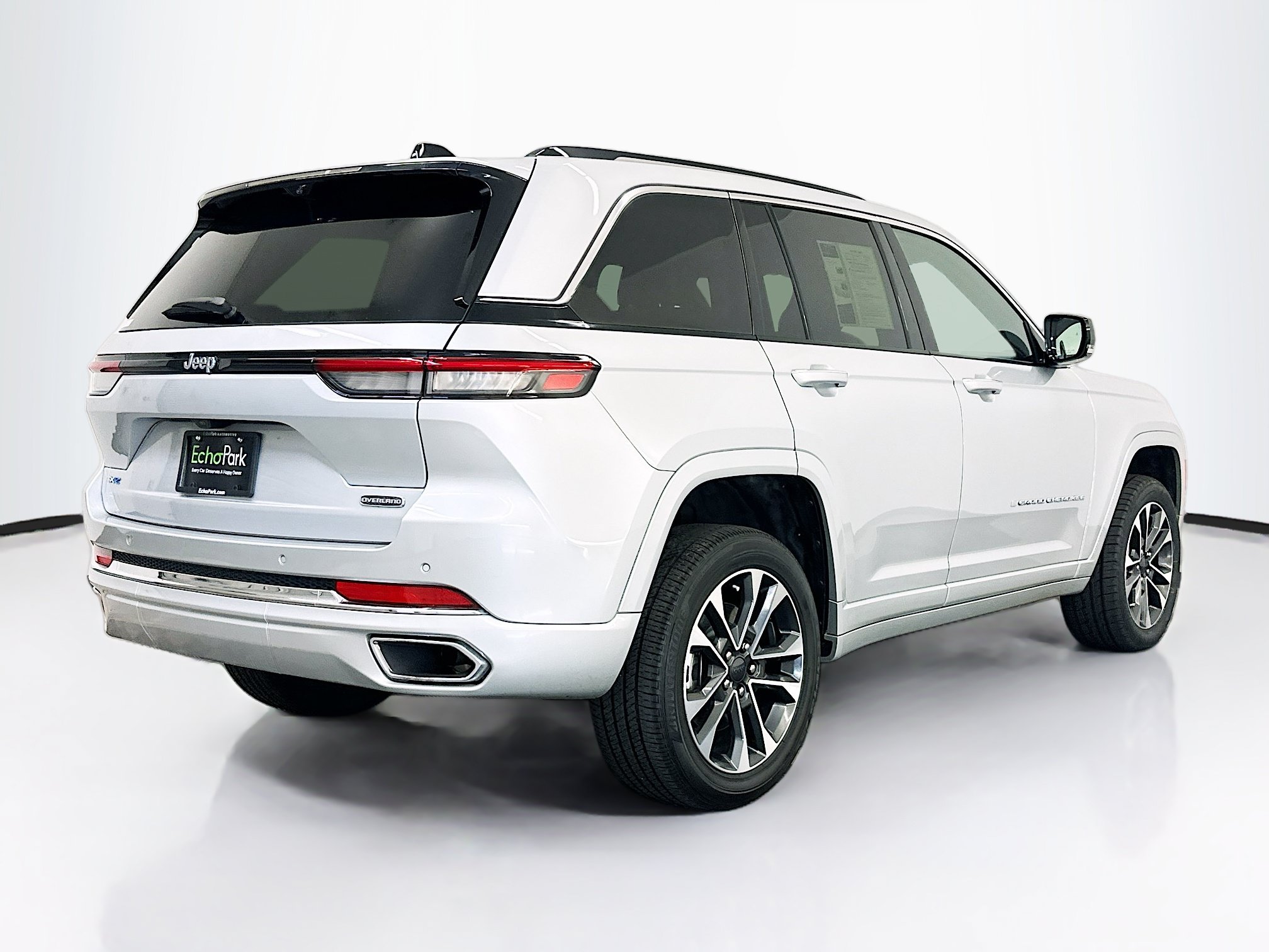 Used 2023 Jeep Grand Cherokee Overland w/ Luxury Tech Group IV AWD/4WD image 9